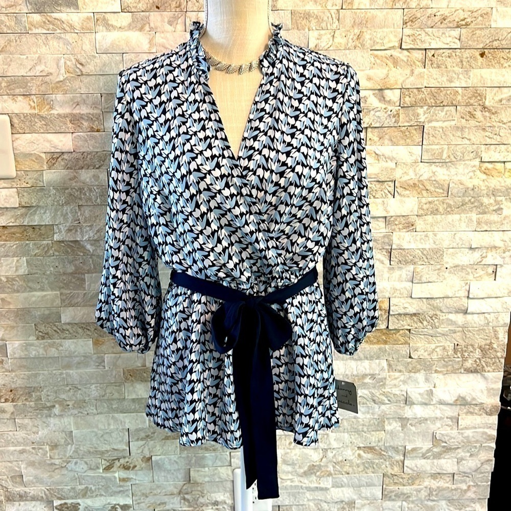 Floral blue navy blouse by Danny and Nicole size 10​​​​​​​​